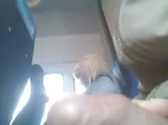 Mamá, Joy acaricia a ...